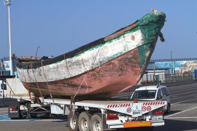 Archivo - Imagen de archivo de un cayuco en las Islas Canarias