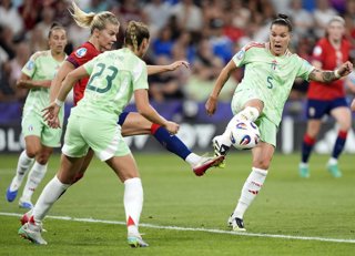 16 July 2025, Switzerland, Geneve: Italy's Elena Linari (R) clears the ball clear during the UEFA Women's Euro 2025 quarter-final soccer match between Norway and Italy at the Stade de Geneve. Photo: Nick Potts/PA Wire/dpa - ACHTUNG: Nicht für das Vereinig