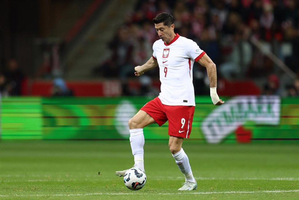Archivo - Robert Lewandowski, durante un partido con la selección polaca.