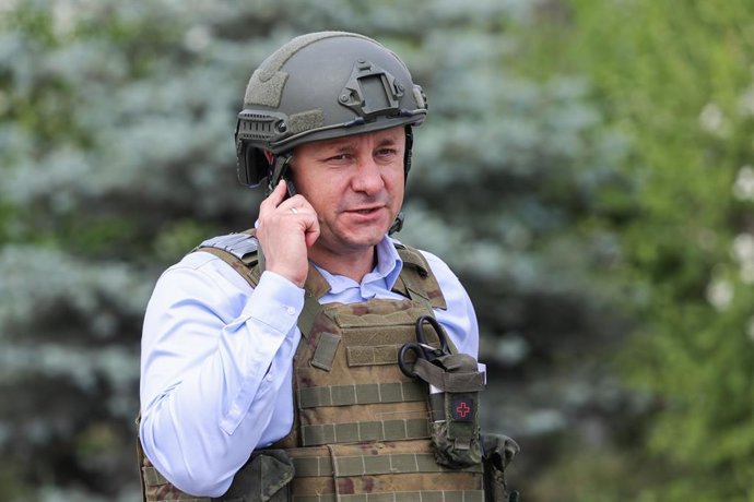 Archivo - RÚSSIA, BELGOROD - 10 de junho de 2025: O prefeito de Belgorod, Valentin Demidov, em um posto de gasolina de Teboil, local de um ataque de drones