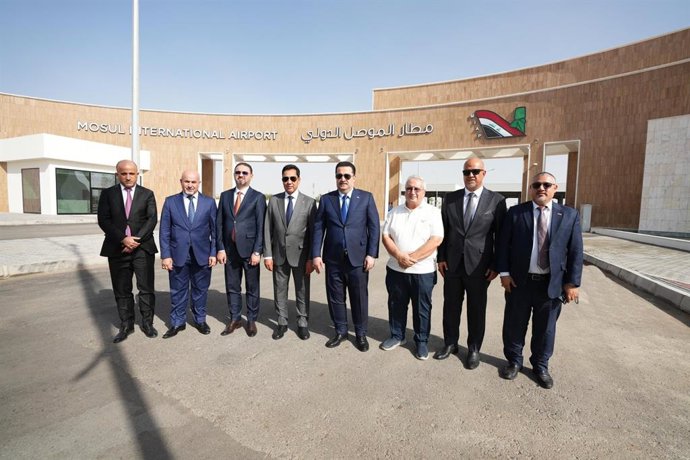 Quarto a partir da direita, o primeiro-ministro do Iraque, Mohamed Shia al Sudani, em frente ao aeroporto inaugurado de Mosul.