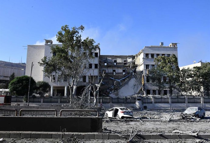 DAMASCUS, 16 de julho de 2025 -- Foto tirada em 16 de julho de 2025 mostra um prédio do quartel-general do Comando Geral do Exército Sírio danificado por um ataque aéreo israelense em Damasco, Síria. Aviões de guerra israelenses intensificaram sua campanh