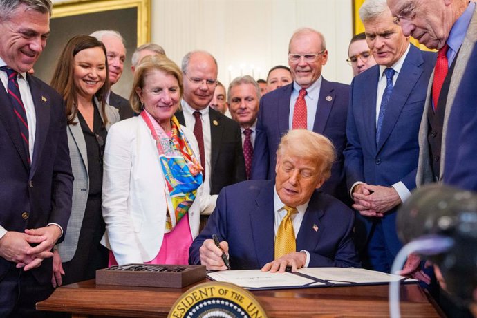 16 de julho de 2025, Washington, Distrito de Columbia, EUA: O presidente dos Estados Unidos, Donald J. Trump, assina a lei "The Halt All Lethal Trafficking of Fentanyl Act" durante uma cerimônia de assinatura na Sala Leste da Casa Branca em Washington, DC