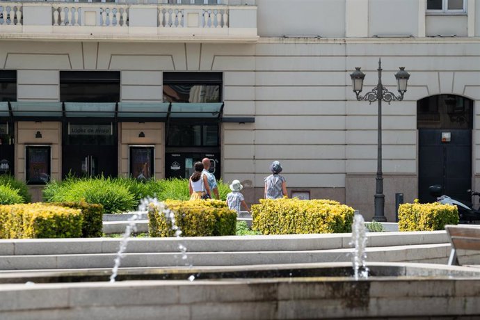 Archivo - Vista de varios chorros de agua de una fuente en Badajoz