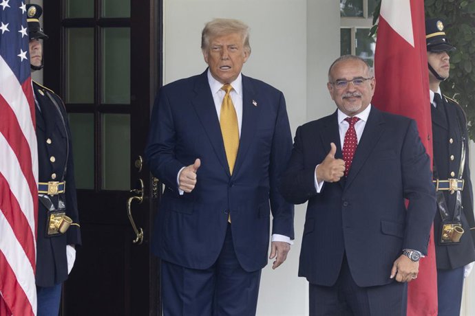 16 de julho de 2025, Washington, Distrito de Columbia, EUA: O presidente dos EUA, Donald Trump (à esq.), cumprimenta o príncipe herdeiro Salman bin Hamad Al Khalifa do Bahrein (à dir.) ao chegar do lado de fora da Ala Oeste da Casa Branca, em 16 de julho 