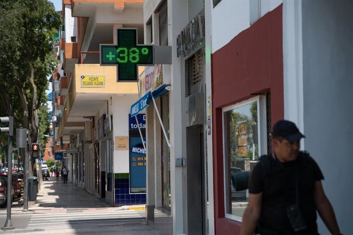 Archivo - Una persona camina por la calle, a 5 de julio de 2024, en Badajoz, Extremadura (España). 