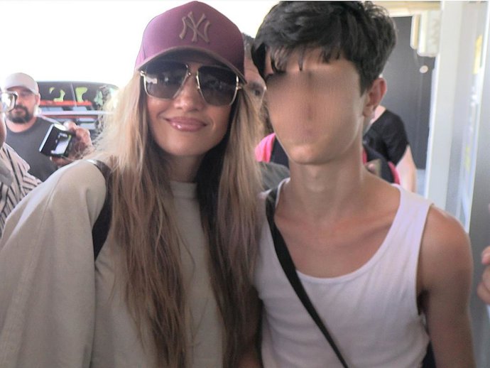 Jennifer López ha derrochado amabilidad y simpatía con sus fans en el aeropuerto de Barcelona