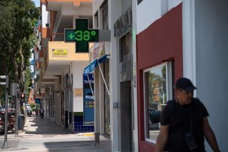 Archivo - Una persona camina por la calle, a 5 de julio de 2024, en Badajoz, Extremadura (España). El Centro de Urgencias y Emergencias 112 Extremadura ha activado la alerta naranja por altas temperaturas en las comarcas pacenses de las Vegas del Guadiana