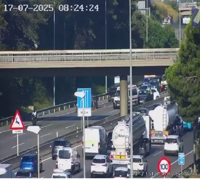 Dos carriles cortados en la AP-7 entre Cerdanyola y Sant Cugat del Vallès (Barcelona)