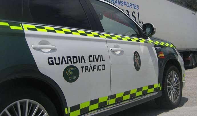 Archivo - Vehículo de la Guardia Civil de Tráfico.