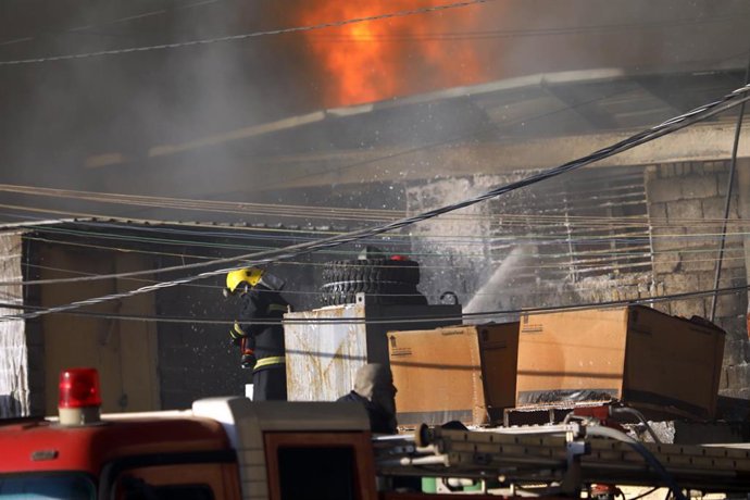 Archivo - Bomberos de Irak durante un incendio en octubre de 2024 en la capital, Bagdad (archivo)