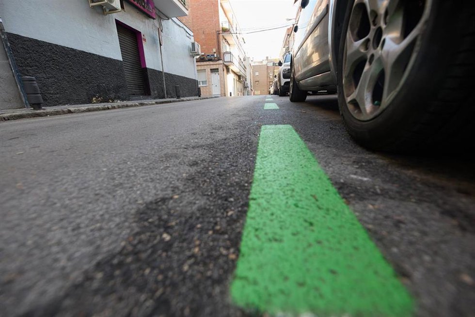 Archivo - Varios coches aparcados en la nueva zona SER en el barrio de Usera, a 3 de diciembre de 2024, en Madrid (España).