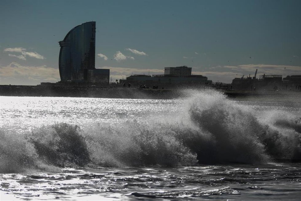 Archivo - Imagen de archivo del oleaje en la playa de la Barceloneta, a 17 de enero de 2023, en Barcelona, Catalunya (España).