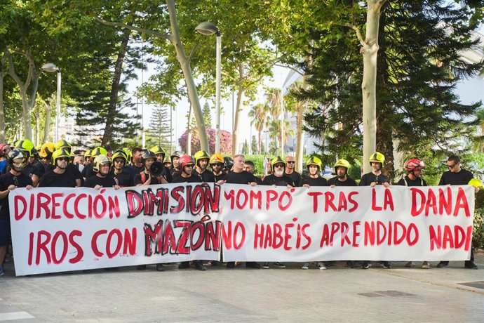 Protesta de lo bomberos a las puertas de la Ciudad de la Justicia de Valencia