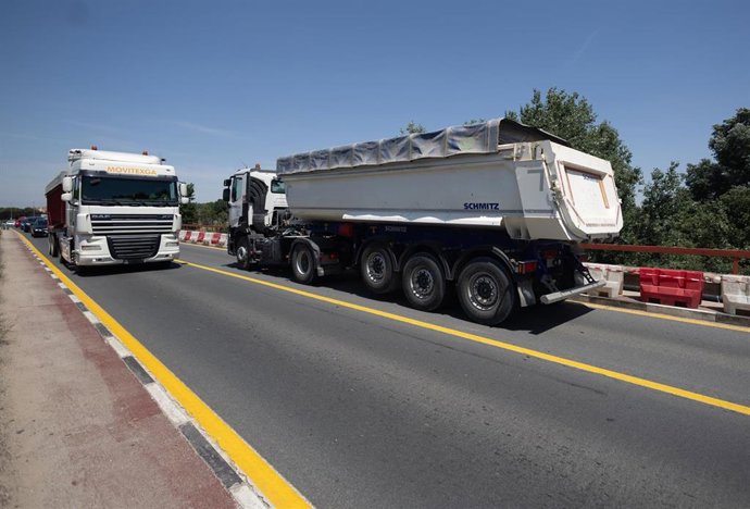 Camiones a su paso por el puente de Zulema