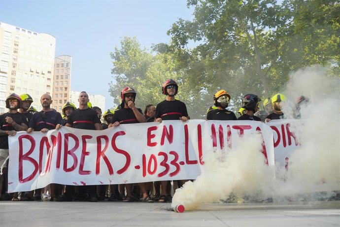 Bomberos del Consorcio se concentran frente la Ciudad de la Justicia donde declara este jueves como testigo el presidente de la Diputación en la causa por la dana 