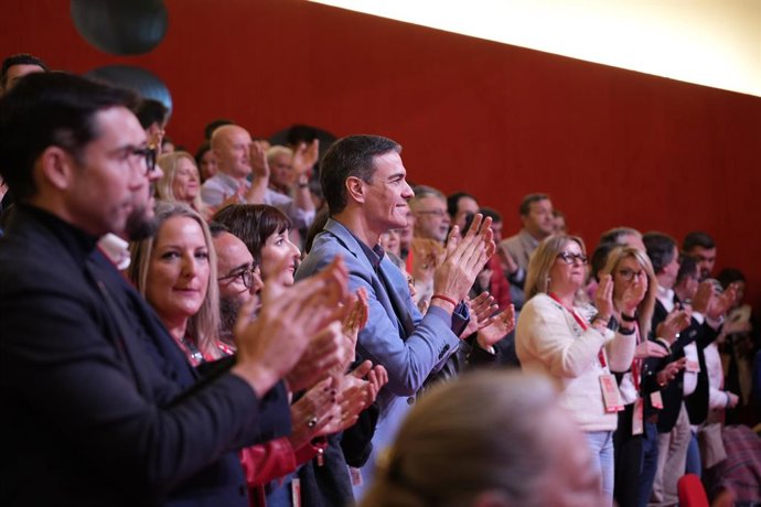 Archivo - Arxiu - El secretari general del PSOE i president del Govern, Pedro Sánchez (c), durant la clausura del 15º Congrés del PSOE d'Extremadura, en el Palau de Congressos de Plasencia, a 19 de gener del 2025, a Plasencia, Càceres, Extremadura (Espany