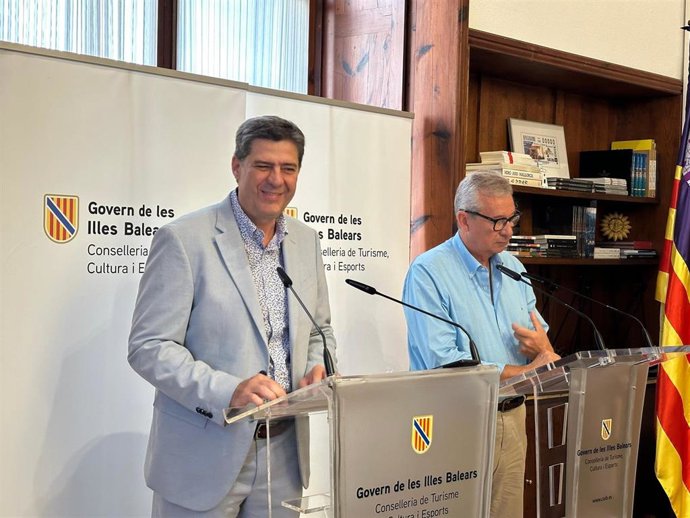 El conseller de Turismo, Cultura y Deporte, Jaume Bauzà, y el director general de Turismo, Josep Aloy, en rueda de prensa