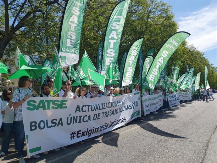 Concentración de Satse por la situación de la bolsa de empleo del SAS.