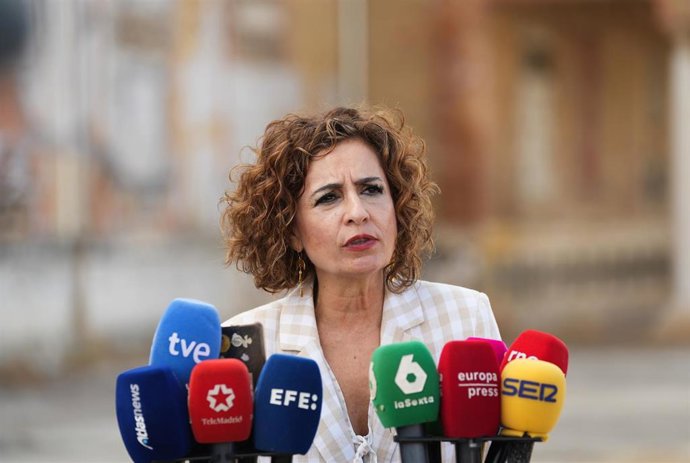 La vicepresidenta primera del Gobierno y ministra de Hacienda, María Jesús Montero, atiende a los medios antes de visitar las obras de urbanización del solar del antiguo cuartel de Artillería 'Daoiz y Velarde'. (Foto de archivo).