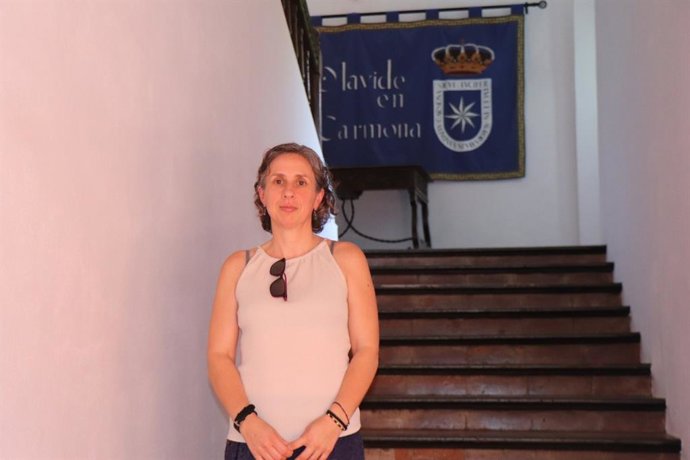 La investigadora del Consejo Superior de Investigaciones Científicas (CSIC) y codirectora del Curso de Verano 'Modelos genéticos en investigación, de la bacteria al ratón (I)' de la UPO en Carmona, Ana Fernández, posando tras su conferencia.