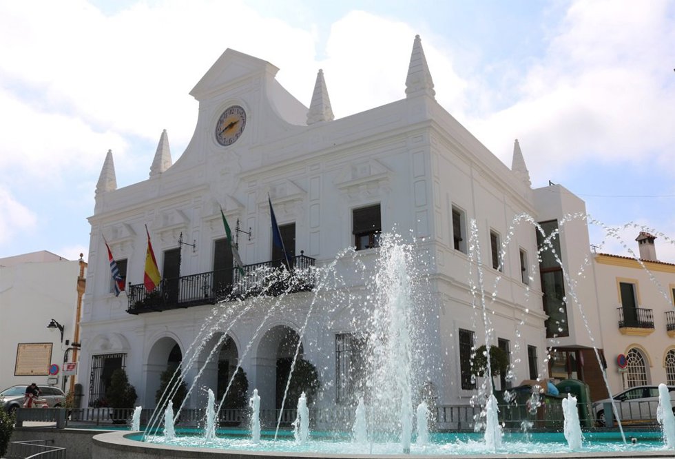 Archivo - Fachada del Ayuntamiento de Cartaya.