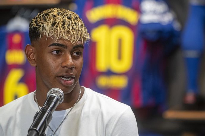 El futbolista Lamine Yamal atiende a los medios de comunicación tras firmar su contrato con el FC Barcelona, a 16 de julio de 2025, en Barcelona, Cataluña (España). El delantero renueva con el FC Barcelona hasta 2031, convirtiéndose en uno de los jugadore