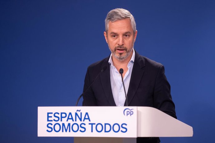 Archivo - Arxiu - El sotssecretari d'Economia, Juan Bravo, en roda de premsa este diumenge en la seu del PP.