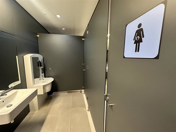 Imagen de un aseo adaptado para personas a las que se les ha practicado una ostomía