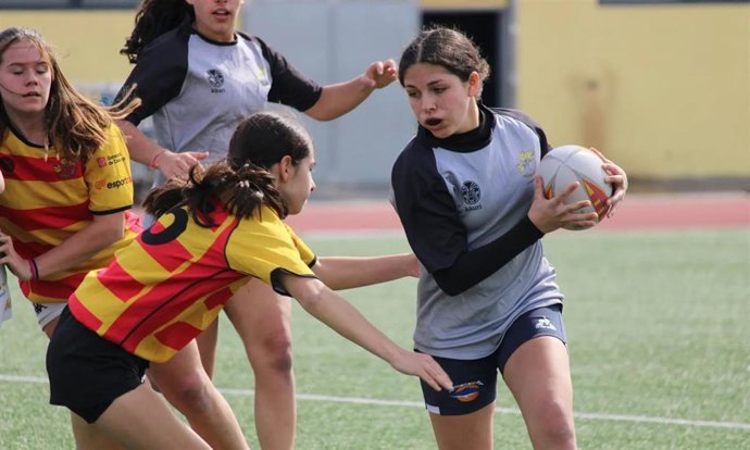 Niñas participan en la fase piloto del proyecto 'Creciendo Juntas' de la Real Federación Española de Rugby.