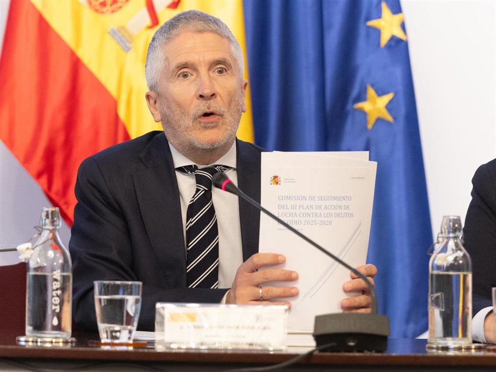 El ministro de Interior, Fernando Grande-Marlaska, durante la reunión extraordinaria de la Comisión de seguimiento del III Plan de Acción de Lucha contra los Delitos de Odio 2025-2028, en el Ministerio del Interior