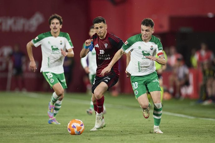 Archivo - Inigo Vicente of Real Racing Club de Santander competes for the ball with Alberto Reina of CD Mirandes during the LaLiga Hypermotion match between CD Mirandes and Racing Santander at Anduva on June 12, 2025, in Miranda de Ebro, Spain.