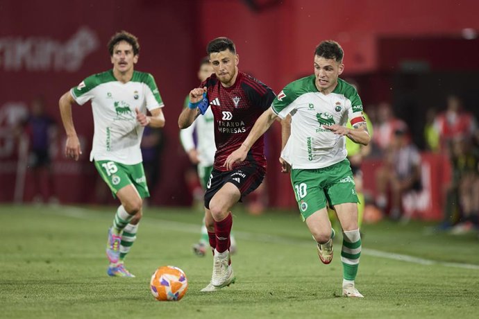 Archivo - Inigo Vicente of Real Racing Club de Santander competes for the ball with Alberto Reina of CD Mirandes during the LaLiga Hypermotion match between CD Mirandes and Racing Santander at Anduva on June 12, 2025, in Miranda de Ebro, Spain.