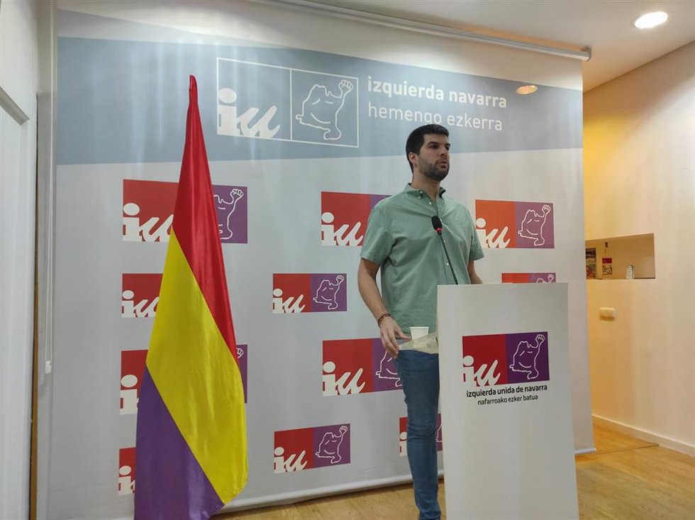 El coordinador general de IUN, Carlos Guzmán, en una rueda de prensa este jueves.