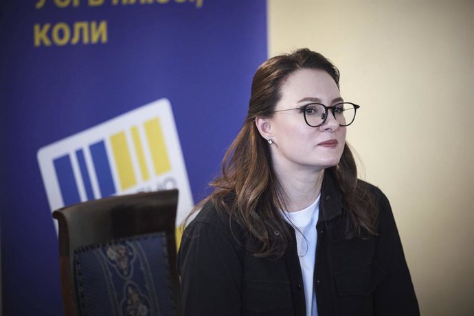 Archivo - Arquivo - 15 de abril de 2025, Odesa, Oblast de Odesa, Ucrânia: A vice-primeira-ministra ucraniana Yulia Svyrydenko ouve uma pergunta durante uma discussão com líderes empresariais ao lado do presidente Volodymyr Zelenskyy, em 15 de abril de 202