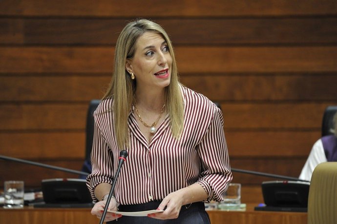 A Presidente do Governo Regional da Extremadura, María Guardiola, na sessão plenária de quinta-feira da Assembleia.