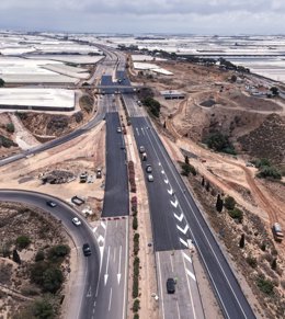 Trabajos de reparación y asfaltado en la autovía A-7, a la altura del enlace 829 en el término municipal de El Ejido (Almería).