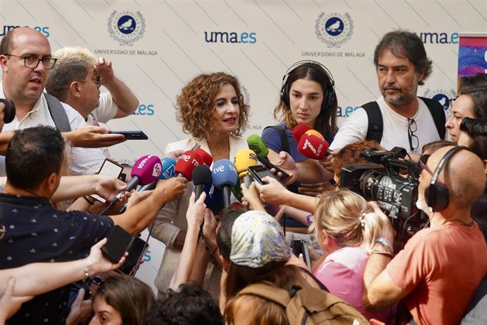 La vicepresidenta primera y ministra de Hacienda, María Jesús Montero, este jueves en declaraciones a los medios de comunicación en Málaga.