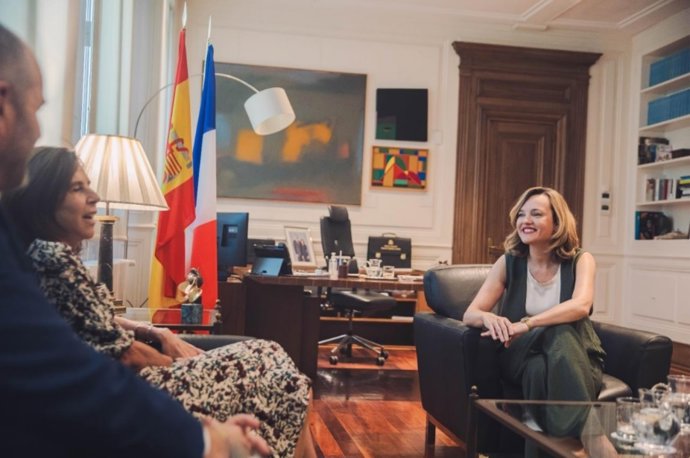 La ministra de Educación, Formación Profesional y Deportes, Pilar Alegría, se ha reunido este jueves con la embajadora de Francia en España, Kareen Rispal,