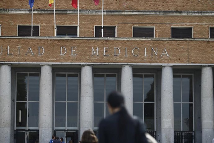 Archivo - Estudiantes acceden a la Facultad de Medicina de la Universidad Complutense de Madrid (UCM), en Madrid, el 11 de septiembre de 2015. 