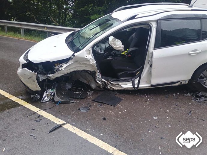Estado de un vehículo tras el accidente de tráfico en Muros del Nalón.