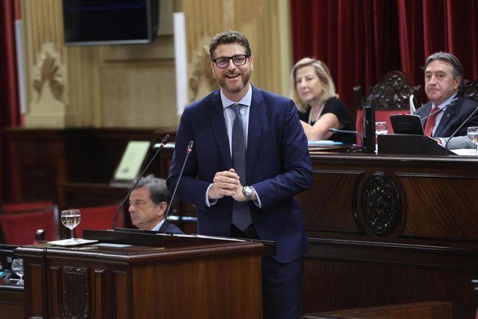 El portavoz del PP en el Parlament balear, Sebastià Sagreras, durante un debate de presupuestos autonómicos en el Parlament Balear, a 7 de julio de 2025