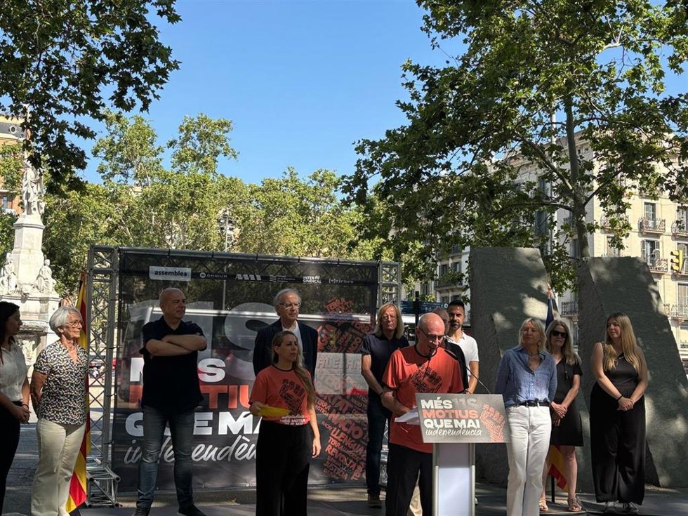 El presidente de mnium, Lluís Llach, en la rueda de prensa para anunciar movilizaciones de la Diada del 11 de septiembre en Catalunya