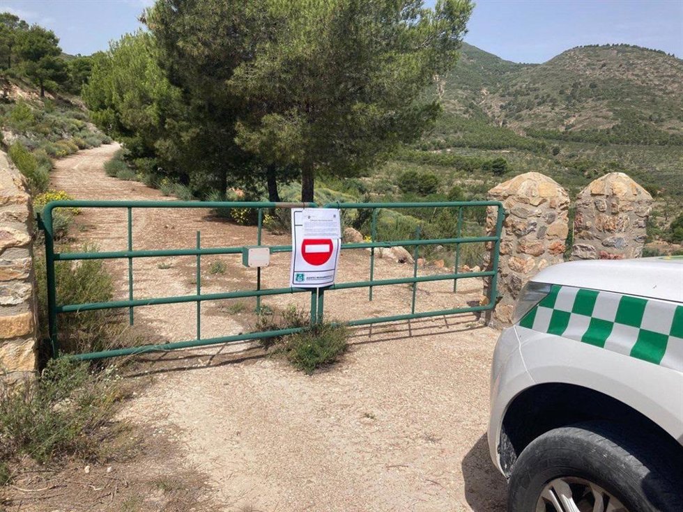 La puerta cerrada y la señal, prohíben el acceso a un monte de la Comunidad Autónoma.