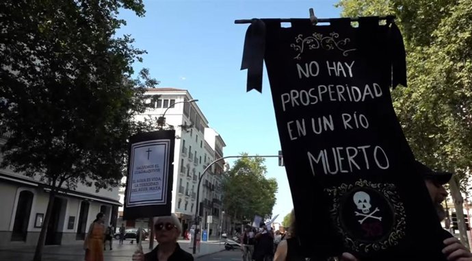'La Muerte Del Río', Performance-Manifestación Organizada Por La Plataforma Ciudadana Salvemos El Guadalquivir Representa La Muerte Simbólica Del Río Por Los Vertidos Mineros. Foto De Archivo.