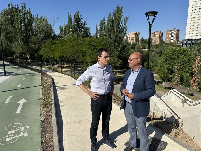 El portavoz del Grupo Municipal Socialista, Pedro Herrero, y el concejal Luis Vélez en la entrada de la rampa junto al carril bici de Las Moreras, a la altura del Puente Mayor.