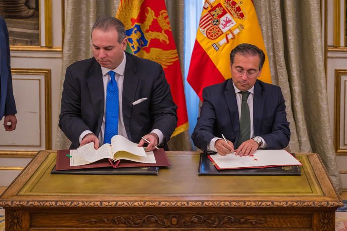 O Ministro de Relações Exteriores, União Europeia e Cooperação, José Manuel Albares, e o Vice-Primeiro Ministro de Montenegro, Filip Ivanovic, assinam um acordo de cooperação para a adesão à UE.