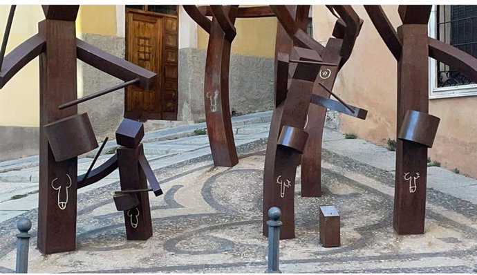 Ataque vandálico a la escultura de homenaje a los turbos de la calle Palafox.