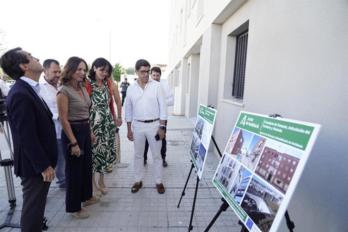 La consejera de Fomento, Articulación del Territorio y Vivienda, Rocío Díaz, acompañada por el alcalde, Alberto Fernández, visita una promoción de viviendas en Ayamonte (Huelva).