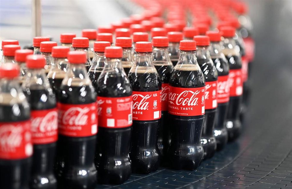 Archivo - FILED - 04 August 2023, Baden-Wuerttemberg, Mannheim: Filled 0.5-liter disposable Coca-Cola bottles are transported via a conveyor belt at the Mannheim production site of Coca-Cola Europacific Partners - CCEP Deutschland GmbH. Photo: Uli Deck/